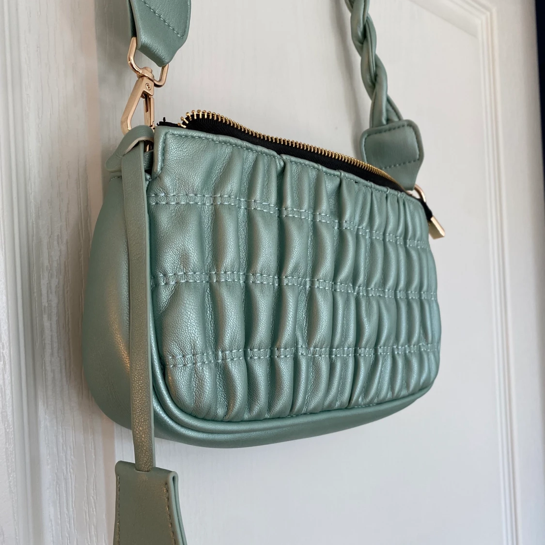 Glitterfärgad ljusgrön axelremsväska  - 90