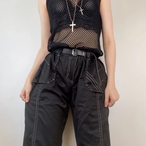 Svarta arbetarbyxor - Svarta arbetarbyxor. De är väldigt korta (se bild tre eller skriv för fler bilder). De har lite fläckar men inget som syns sådär jättemycket. Därav reducerat pris. Vita sömmar och fungerande fickor. Köpare står för frakt. Swish eller mötas.