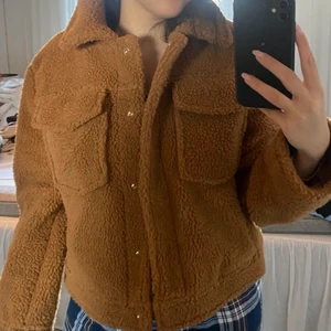 Teddyjacka - Jätte fin teddyjacka från Ginaoch perfekt nu till hösten!