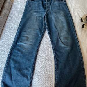 Säljer mina ribcage straight jeans, nypris 1200kr💕 30 midja 32 längd 