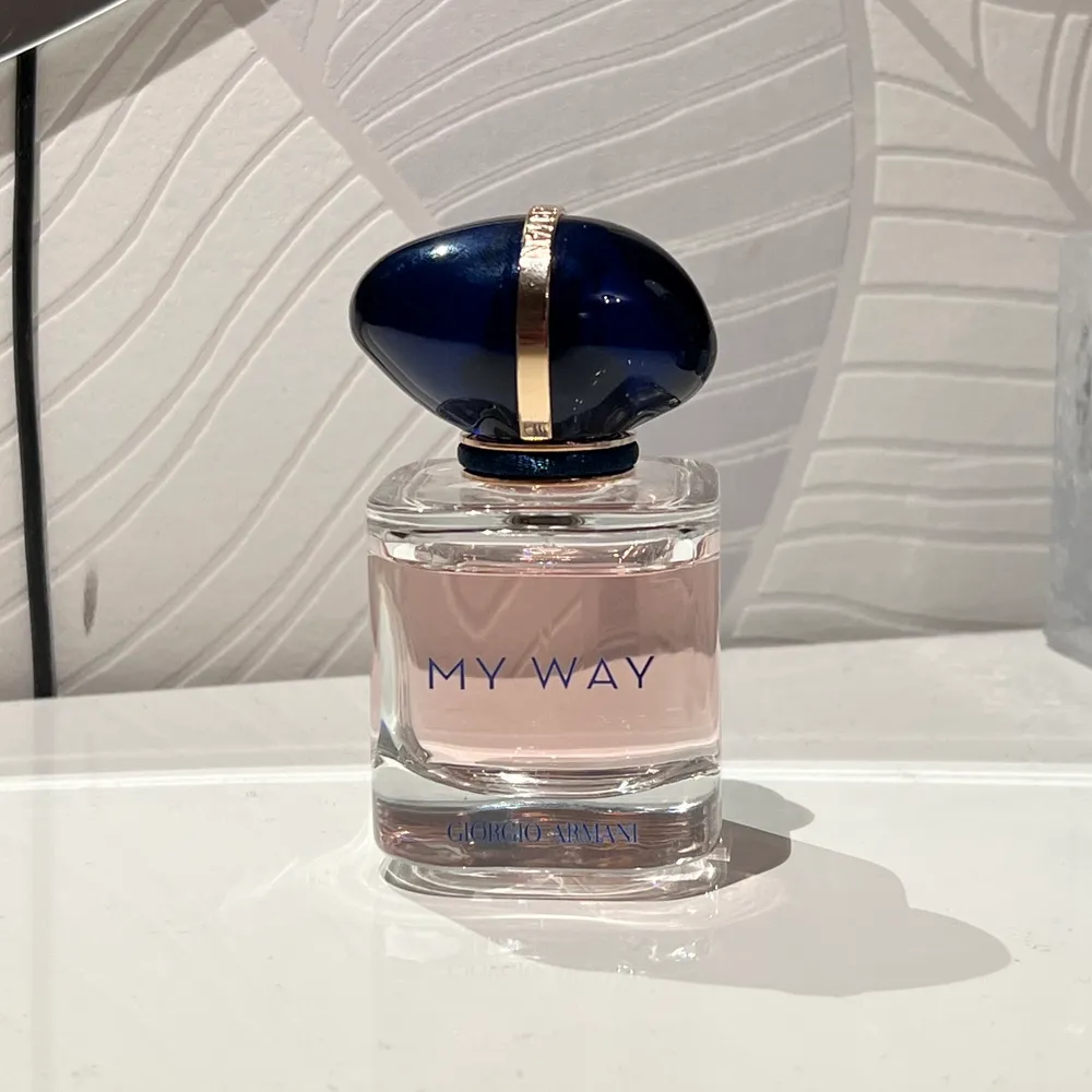 Säljer denna parfym från Giorgio Armani (My Way) super god!! Men har två av denna💖 30 ml och använt ett få tal några gånger (frakten ingår i priset) . Parfym.