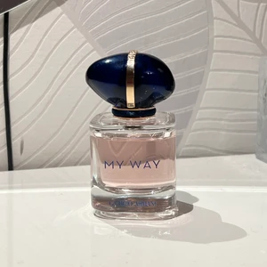 Parfym MY WAY Giorgio Armani - Säljer denna parfym från Giorgio Armani (My Way) super god!! Men har två av denna💖 30 ml och använt ett få tal några gånger (frakten ingår i priset) 