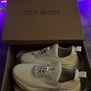 Steve Madden sneakers - Vita Steve madden sneakers i storlek 39. Använda en gång men efter det är dem aldrig använda bara legat i kartongen. Bekväma och super snygga. Köpte för 1029kr på Nelly för 1 månad sen. Kartong medföljer. Priset kan diskuteras 🥰