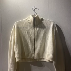 Vit stickad kofta  - Vit stickad kofta/tröja i storlek M från HM. Är i fint skick då den knappt kommit till användning