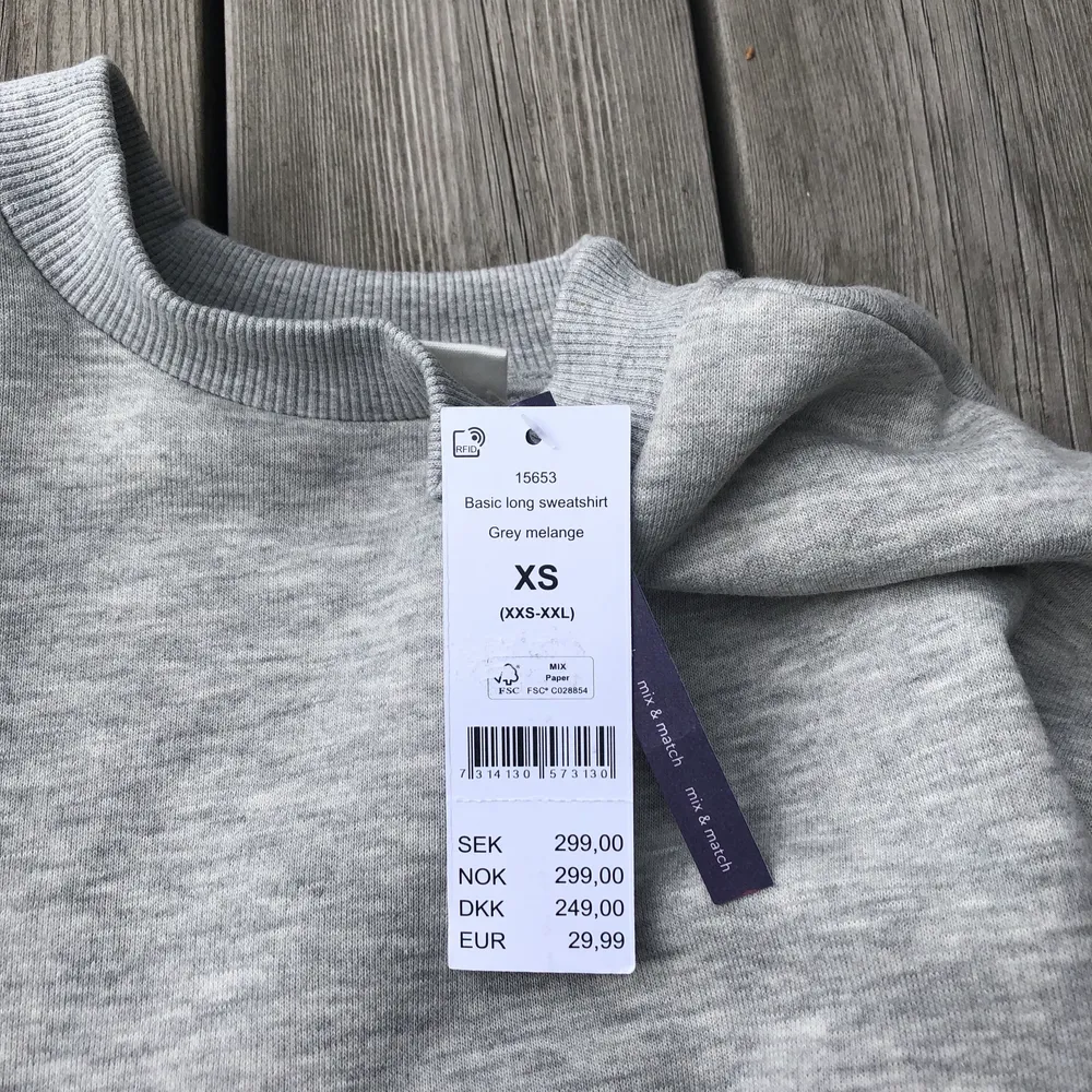Basis grå tröja från Gina aldrig använd. Ny pris 299. Jag säker för 120kr+frakt💕 stl xs. Tröjor & Koftor.