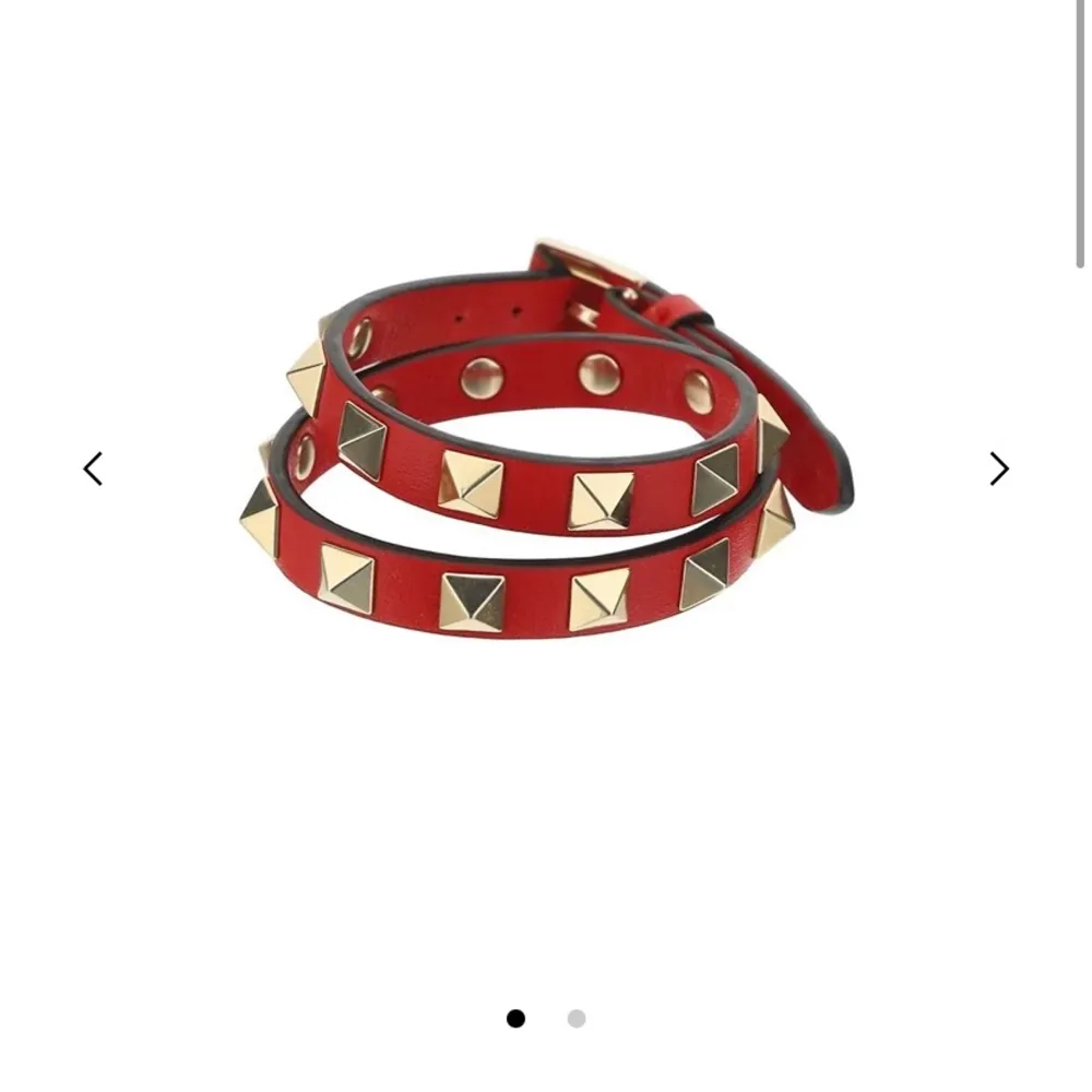 Super coolt valentino armband! Armbandet är dubbelt vilket gör det ännu coolare!! Allting ingår och den är väldigt sparsamt använd, inga defekter alls!❤️❤️ nypris är cirka 2900kr. Accessoarer.