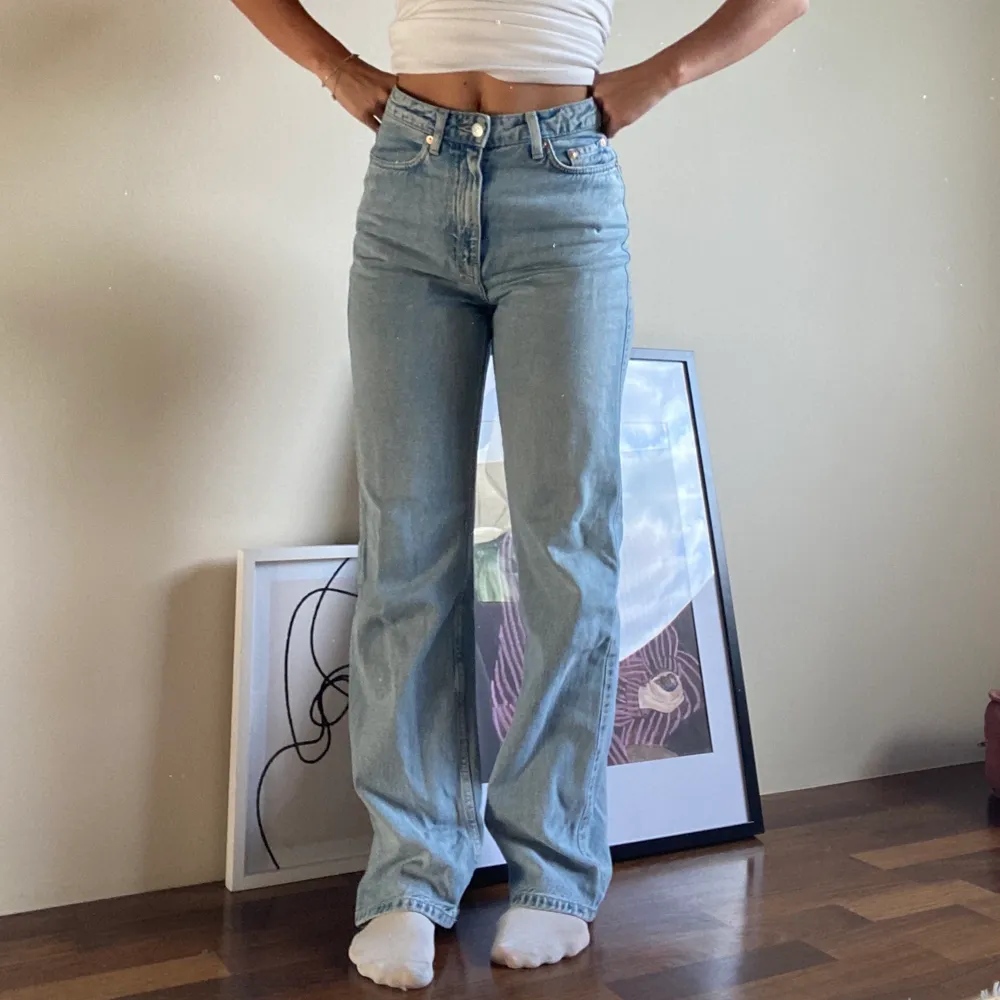 Säljer mina ljusblå jeans från Weekday i modellen Rowe.  Passar storlek 34/36 💙💙 Jag är 164cm. Jeans & Byxor.