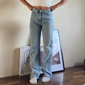Säljer mina ljusblå jeans från Weekday i modellen Rowe.  Passar storlek 34/36 💙💙 Jag är 164cm