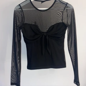 Topp - Superfin topp som är helt oanvänd, nyskick 