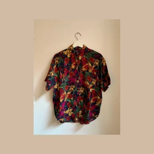 Vintage Floral Short Sleeve Button Down - Size: Large 100% Rayon Secondhand/Excellent Condition