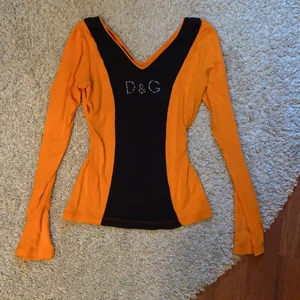 Dolce Gabbana tröja - Så cool tröja från dolce & gabbana som är köpt second hand! Skulle säga att den passar S men stretchigt material