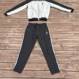 Trapstar  tracksuit - Trapstar tracksuit  Jag köpte den för ett litet tag sedan använt en gång men eftersom den inte passar mig så ska jag sälja den. Det är storlek L men skulle säga att den mer har passform till M