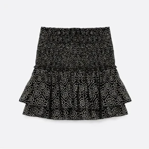 Zara kjol - Supersnygg Isabel Marant liknande kjol men som tyvärr inte kommer till användning då jag hatar att gå runt i kjol! Supersnygg nu till hösten/ vintern med ett par svarta strumpbyxor till! 💕 Storleken kan verkligen variera då den är extremt töjbar❤️