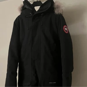 Canada Goose parkas  - Tja! Jag säljer min Goose jacka som ja köpte på ”Care of Carl” för 2 år sen,   Jacka är 100% äkta såklart o den som vet sånt det går bara att kolla up ☺️ Kvitto har jag ej kvar. Då jag inte tänkte sälja, (ska köpa an) Org oris : 12 899kr Mitt pris : 6000kr