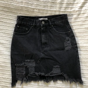 Svart jeans kjol - Snygg jeans kjol från pull and bear. Strlk S, passar även Xs. 