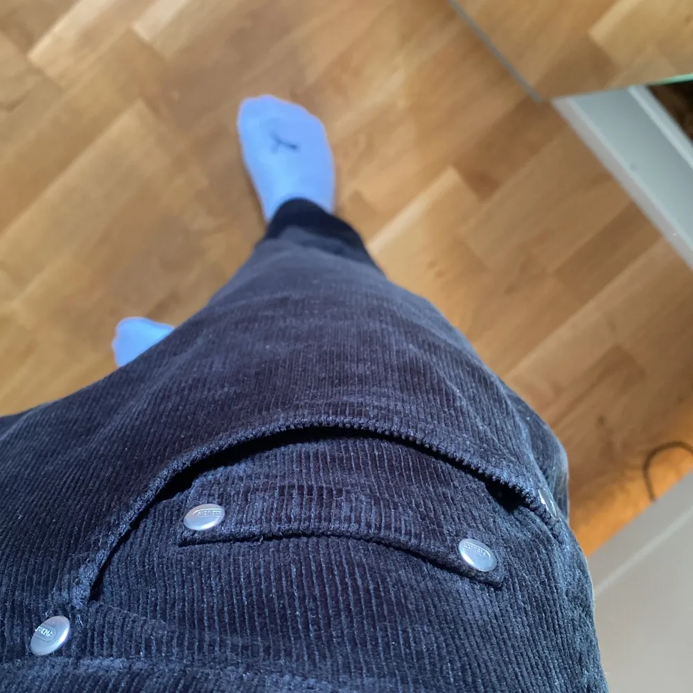 supersköna byxor med ganska rak men inte så bred passform. det står ingen storlek men jag är 177 och de är liite korta för mig!. Jeans & Byxor.