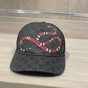 Gucci keps snake  - Gucci snake keps köpt för 3600 kr, Köpt i våras och är i jätte bra skick.