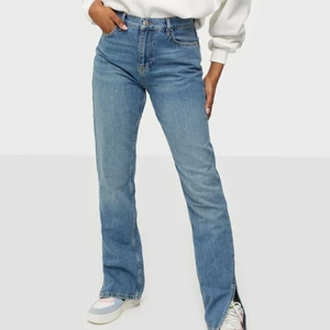 Jeans med slits  - ”Cheeky fit slit denim” från Nelly. Helt nya med lappen kvar, slutsålda på hemsidan. Säljes pga för långa för mig💕Köpare står för frakt