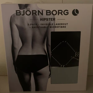 Björn borg - Söljer dessa hipster trosor, (ej använda!) Köpte dem och tog ut ETT par trosor för att se hur de såg ut men man såg att de var för små för mig. Säljer en förpacknig för 350kr eller båda två förpackningarna för 600kr! Plus att man inte ser troskanterna!
