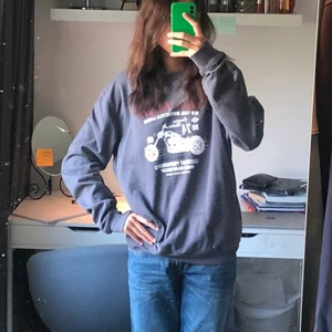 Sweatshirt  - Superfin sweatshirt i bra skick. Väldigt najs passform 