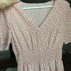 Ljusrosa klänning  - Söt ljusrosa klänning med pärlor 💗 Från shein i storlek M 130kr+frakt 