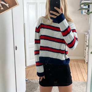 Stickad tröja - Snygg stickad tröja som används ett fåtal gånger, inte stickig!!! Köparen står för frakt.