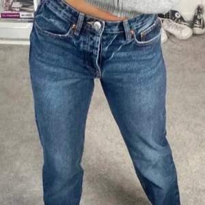 (Lånade bilder) säljer dessa mörkblåa mid rise jeans från Zara då de tyvärr aldrig kommer till användning💖 Kontakta gärna om du har några frågor💗