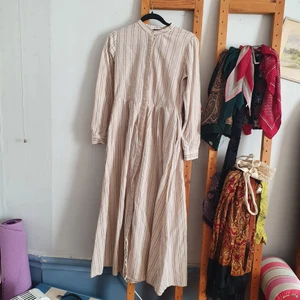 klänning i bomull - vacker klänning i stumt bomull med blåa detaljer! välsydd i vintagestil (osäker om den är äkta vintage men ser ut så!). knappar längst hela, "emil-krage", tillhörande knytband för midjan om man vill!