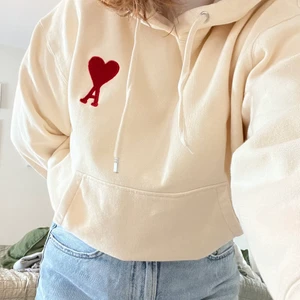 Ami De Coeur hoodie - Säljer denna superfina krämvita huvtröjan från Ami Paris då den är något liten för mig💌💌 Avslappnad passform med stor ficka på magen och mysig luva med dragsko samt hjärt-loggan broderad i rött.  Pris är exkl. frakt.  Ge gärna egna prisförslag <3