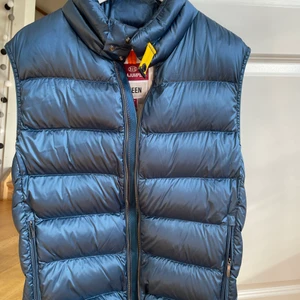 Parajumper Väst str L - En i princip oanvänd Parajumper Väst strl L säljes.  Nypris 4000kr säljes nu för 2100kr.  Plagget är i nyskick och finns i ett djur och rökfritt hem.