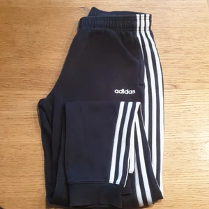 Adidas mjukisbyxor - Adidas mjukisbyxor junior storlek 176. Innerbenlängd 75cm. Bra skick. Lite gråaktiga. 
