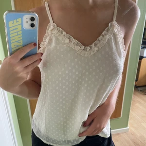 Festtopp från Bikbok  - En superfin, vit topp från Bikbok med reglerbara axelband! Kan användas vid lite festligare tillfällen eller som en lite finare vardagstopp💕 Köparen står för eventuell frakt.