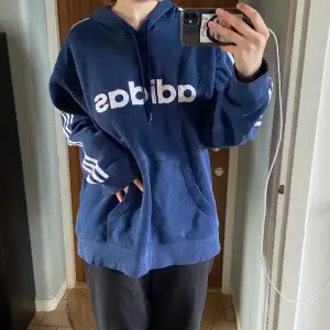 Såååå najs stor vintage hoodie från Adidas, köpt på beyond retro för runt 500. Älskar den men behöver verkligen plats. Möts i Stockholm eller skickar mot fraktkostnad <3