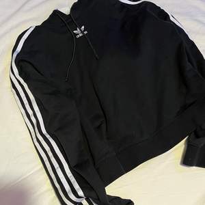 Adidas hoodie från usa Köpt för 500 kronor Oanvänd 