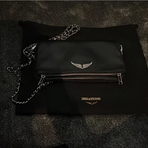Zadig väska - Zadig väska i nyskick, vill få sålt den snabbt där av priset❤️ !!!KOLLA IN DET ANDRA JAG SÄLJER!!!