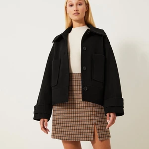 Kappahl kappa - INTRESSEKOLL!! Funderar på att sälja min korta svarta kappa från Kappahl i st S. Endast använd ca 3 ggr alltså som ny! Köptes för 899kr och kan isåfall tänka mig sälja vid bra bud🤍 