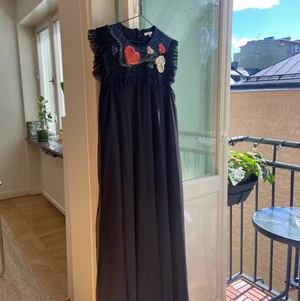 Ganni - Säljer lång tyllklänning från Ganni med broderade pärlor. Passar dem flesta storlekarna som det är en vid modell. 