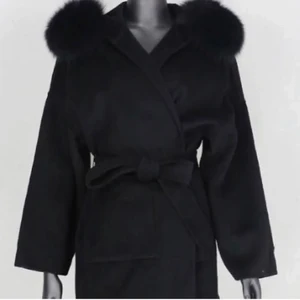 Päls kappa  - Jättefin kappa ifrån ssstore med en stor svart äkta pälskrage i storlek S. (Den är oversized)  Nypris 3300kr och den är nästintill oanvänd. Har såklart egna bilder. 