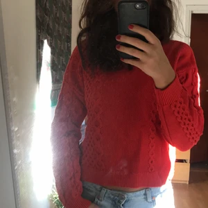Röd tjocktröja.  - Storlek s. Bra skick. 