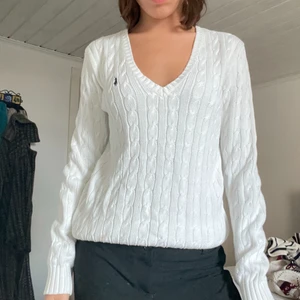 Ralph Lauren tröja  - En ribbad detaljerad - stickad Ralph Lauren tröja! Super skick! Trots att den är i L så sitter den bra på mig som är xs/s! 🙌🏼 