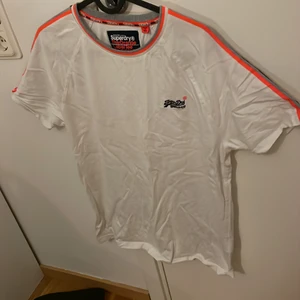 Vit superdry T-shirt  - Väldigt bra skick och inte använd så ofta. I tröjan står det att storleken är Large men skulle snarare säga att det är S/M