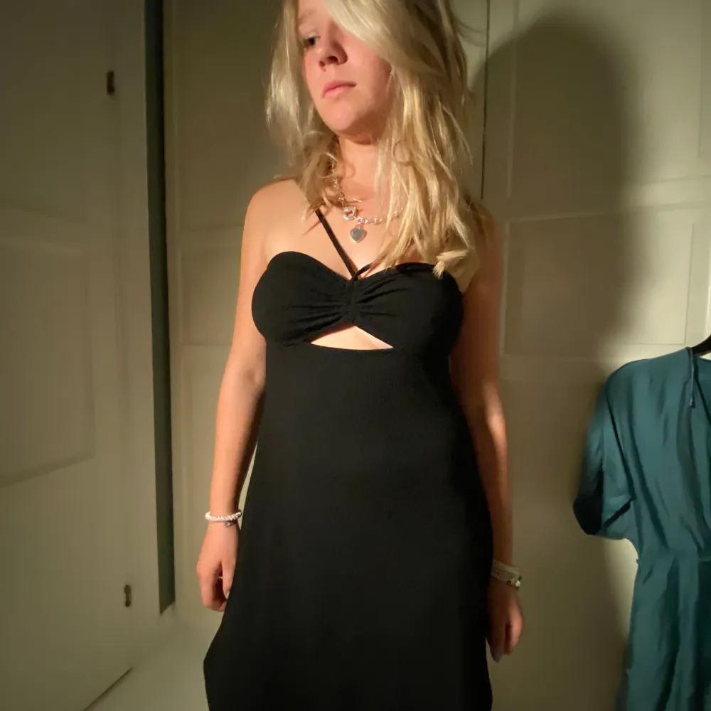 Säljer en fin svart klänning med unik ringning.  Möts upp i Stockholm🧚🏻🧚🏻. Klänningar.