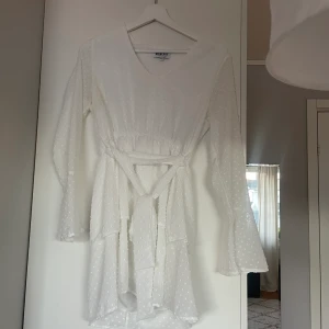 Jättesöt klänning  - Supersöt klänning från Madlady, använd vid ett tillfälle så skicket är jättebra!