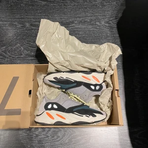 Yeezy 700 Waverunner - Yeezy boost 700 som jag köpte förra året på yeezy day. Har kvitto om så önskas. Använt vid ett fåtal tillfällen. Skulle påstå att de är 8/10. Säljes då de har blivit för små.