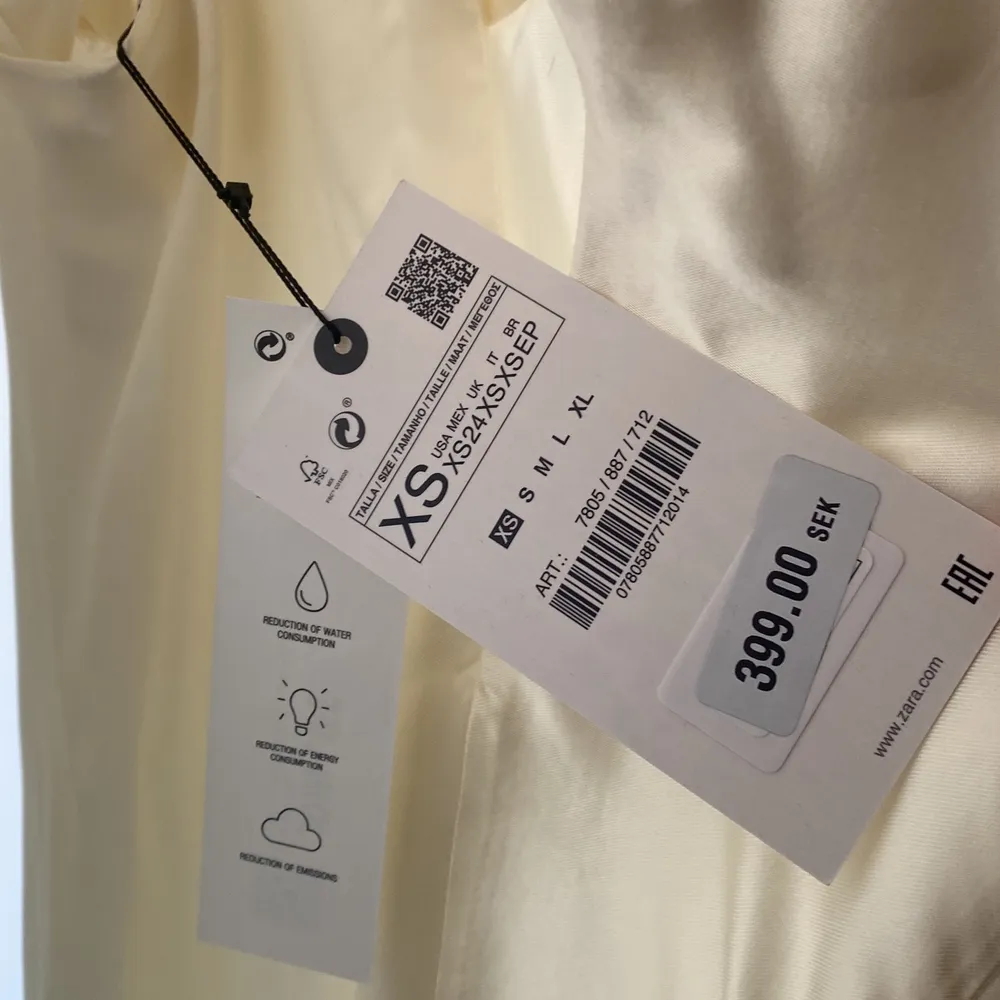 Säljer nu denna superfina klänning från zara då den inte kommit till användning. Den är helt oanvänd med periskopen kvar! 🌟 köparen står för frakt. . Klänningar.