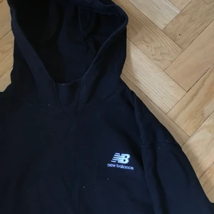 New balance hoodie - Snygg svart new balance hoodie i storlek L med en stretchig nackgrej🤷‍♂️