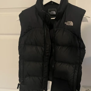 The north face väst - Jättesnygg North face väst som inte kommer till användning längre. Den är använd men i fint skick! frakt ingår i priset💓
