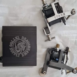 Tatueringsmaskin m.m - 1 power supply, 2 tatuerings maskiner och 25 tatuerings nålar (engångsnålar med tip) Maskinerna är en liner och en shader Begagnat men i ett kanon skick, nålarna går ut 2023  Går att mötas upp i Göteborg/Angered.