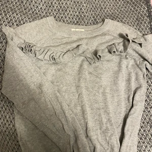 Stickad tröja med volang - Stickad tröja med volang från hm, bra skick, storleken passar xs/xxs