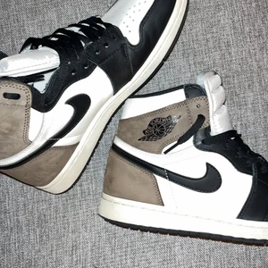 JORDAN 1 High Mocha  - JORDAN 1 High Mocha  STORLEK 43 Använt sparsamt (fint skick) Healdrag… Anledning söker uppgradering  Hör av er vid intresse och frågor!